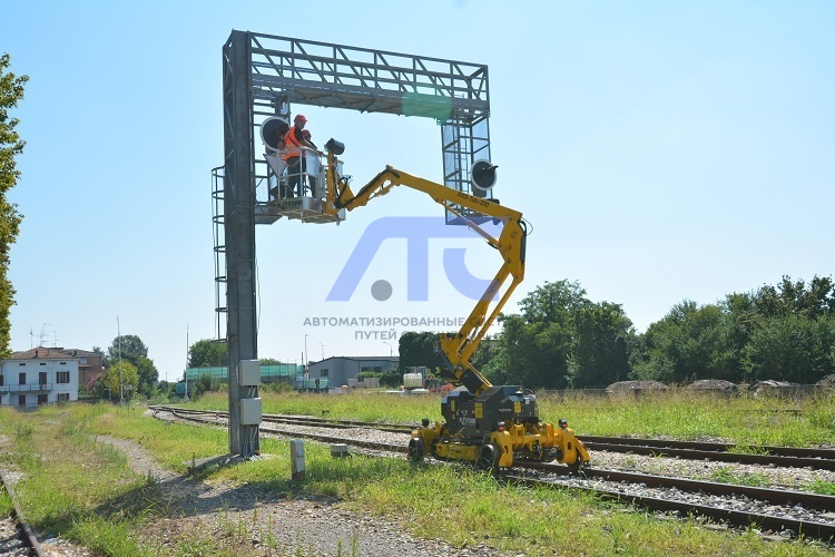 Самоходный подъемник на гусеничном и железнодорожном ходу Platform Basket RR9/200 (Италия)