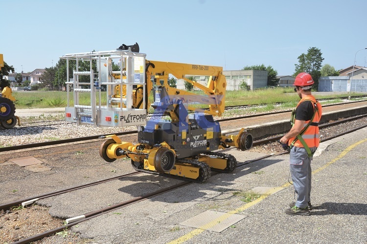 Самоходный подъемник на гусеничном и железнодорожном ходу Platform Basket RR9/200 (Италия)