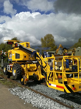 Самоходный подъемник на комбинированном ходу Platform Basket RR14/400 (Италия)