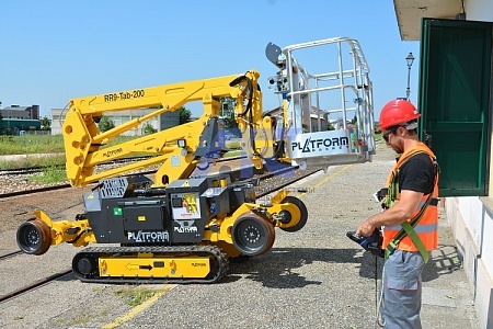 Самоходный подъемник на гусеничном и железнодорожном ходу Platform Basket RR9/200 (Италия)